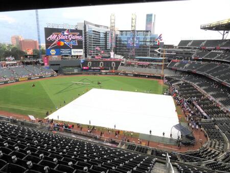 　突然の雨でシートが敷かれたフィールド（撮影・小林信行）