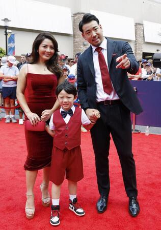 　試合前恒例行事のレッドカーペットショーに、家族で参加した菊池（共同）