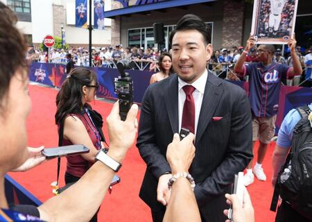 　試合前恒例行事のレッドカーペットショーで取材に応じる菊池（共同）