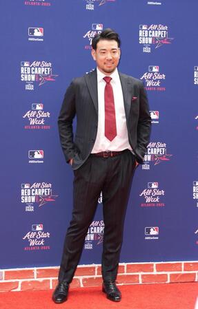 　米大リーグのオールスター戦で、試合前恒例行事のレッドカーペットショーに参加したエンゼルス・菊池雄星＝15日、アトランタ（共同）