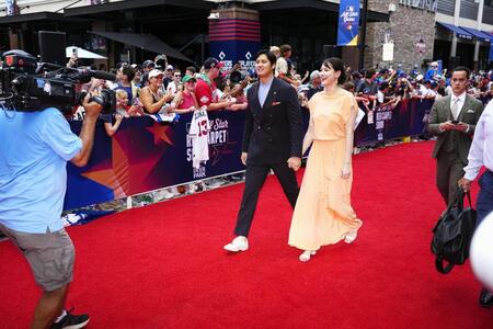 　試合前恒例行事のレッドカーペットショーに参加した大谷と妻真美子さん（共同）