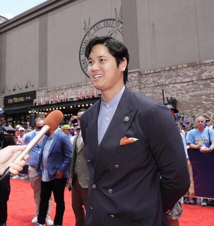 　試合前恒例行事のレッドカーペットショーで取材に応じる大谷（共同）