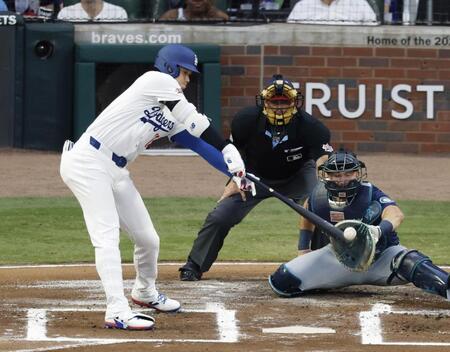 　ナ・リーグの１番・指名打者で出場し、１回に中前打を放つ大谷（共同）