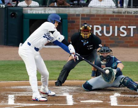 　米大リーグ、オールスター戦にナ・リーグの１番・指名打者で出場し、１回に中前打を放つドジャース・大谷翔平＝１５日、アトランタ（共同）