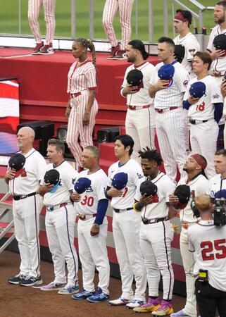 　オールスター戦開始前、整列する大谷（手前左から４人目）ら、ナ・リーグの選手たち＝（共同）