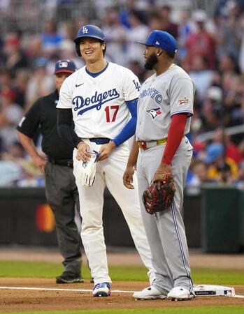 　１回、中前打で出塁した大谷。一塁手ブルージェイズのゲレロと言葉を交わす（共同）