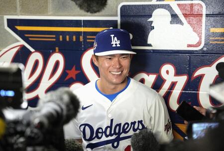 　オールスター戦の試合中、取材に応じる山本（共同）