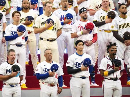 　オールスター戦の試合前、整列する大谷（前列右から２人目）ら、ナ・リーグの選手たち（共同）