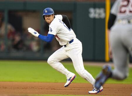 　１回、後続の安打で二進する大谷（共同）