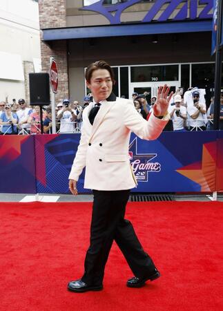 　試合前恒例行事のレッドカーペットショーに参加した山本（共同）