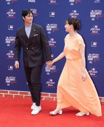 　試合前恒例行事のレッドカーペットショーに参加した大谷と妻真美子さん（共同）