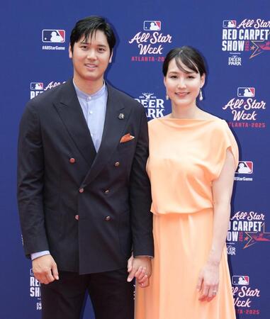 　試合前恒例行事のレッドカーペットショーに参加した大谷と妻真美子さん（共同）