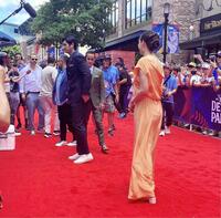 　インタビュー中、一歩離れて待つ真美子夫人（撮影・小林信行）