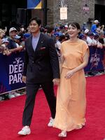 　米大リーグ、オールスター戦で、試合前恒例行事のレッドカーペットショーに参加したドジャースの大谷翔平と妻真美子さん（提供・共同通信社）