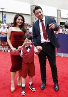 　試合前恒例行事のレッドカーペットショーに、家族で参加した菊池（共同）