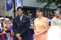 　試合前恒例行事のレッドカーペットショーに参加した大谷と妻真美子さん（共同）