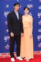 　試合前恒例行事のレッドカーペットショーに参加した大谷と妻真美子さん（共同）