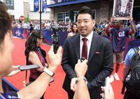 　試合前恒例行事のレッドカーペットショーで取材に応じる菊池（共同）