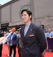 　試合前恒例行事のレッドカーペットショーで取材に応じる大谷（共同）