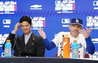　オールスター戦の出番を終え、フリーマン（右）と並んで取材に応じる大谷（共同）