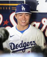 　オールスター戦の試合中、取材に応じる山本（共同）