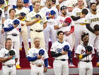 　オールスター戦の試合前、整列する大谷（前列右から２人目）ら、ナ・リーグの選手たち（共同）