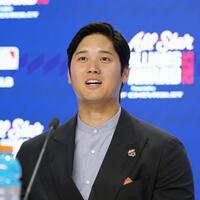 　オールスター戦の出番を終え、取材に応じる大谷（共同）