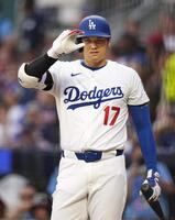 　１回の打席に臨む大谷（共同）