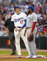 　１回、中前打で出塁した大谷。一塁手ブルージェイズのゲレロと言葉を交わす（共同）
