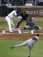 　１回、中前打を放つ大谷（共同）