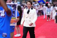 　試合前恒例行事のレッドカーペットショーに参加した山本（共同）