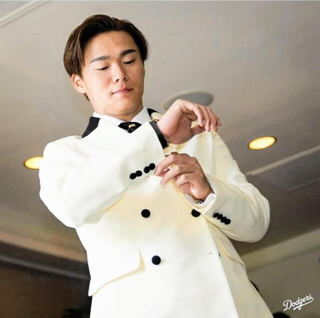 山本武 CCG 白スーツ サインなし 山本由伸「気持ちいいっすね」初のレッドカーペット 舞台裏公開で米