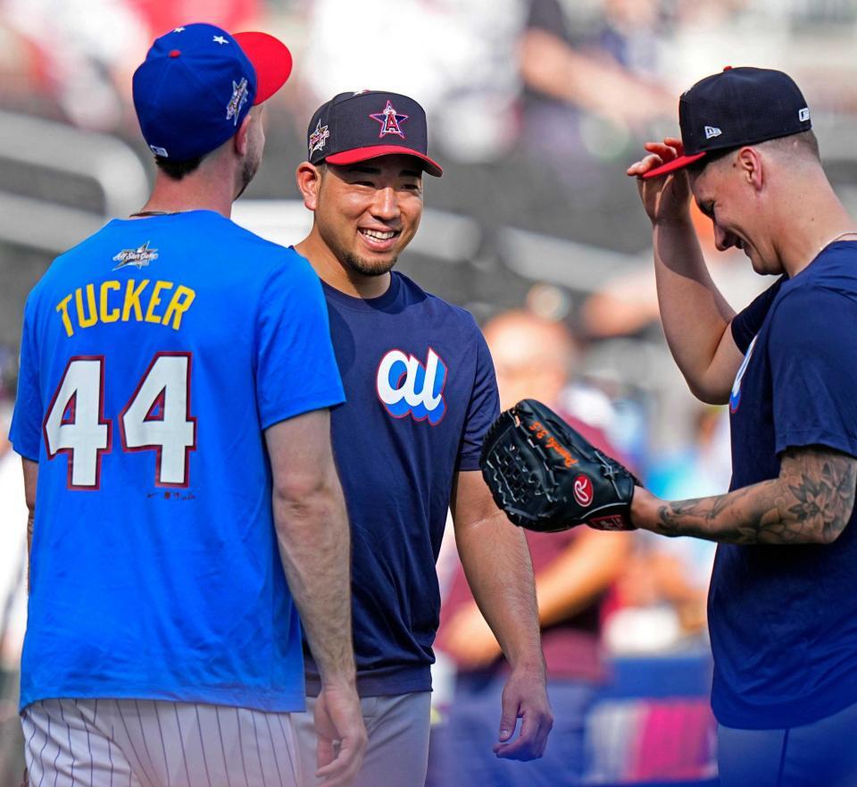 　カブスのタッカー（左）らと談笑するエンゼルス・菊池（中央）＝共同