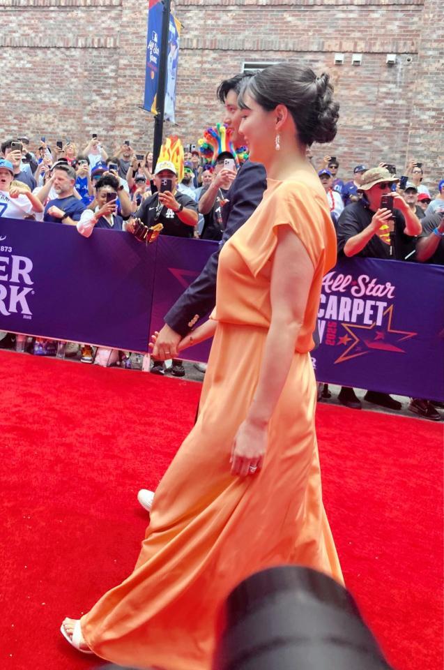 　レッドカーペットを歩く大谷と真美子夫人（撮影・小林信行）