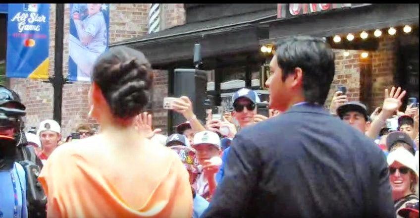 　レッドカーペットに登場し、大歓声を浴びる大谷と真美子夫人（撮影・小林信行）