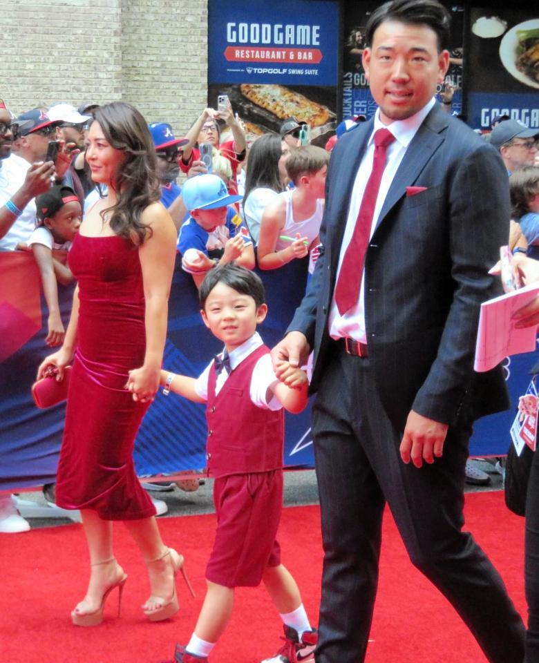 　妻、長男と一緒にレッドカーペットに登場した菊池（撮影・小林信行）