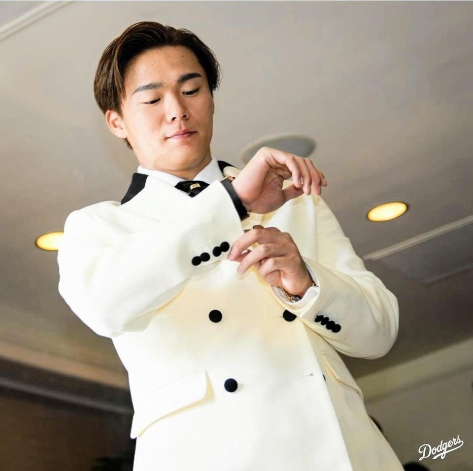 　レッドカーペットの準備を進める山本由伸（ロサンゼルス・ドジャース提供）