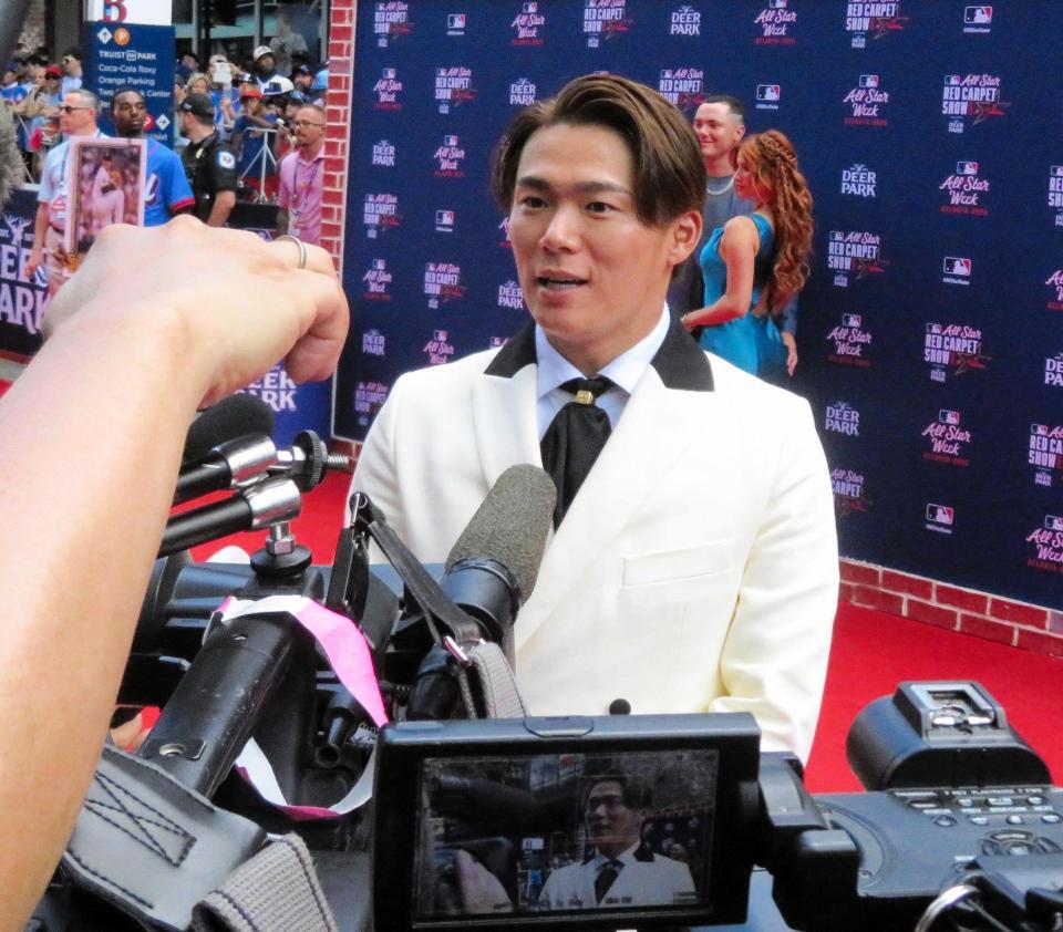 　メディアのインタビューを受ける山本由伸（撮影・小林信行）