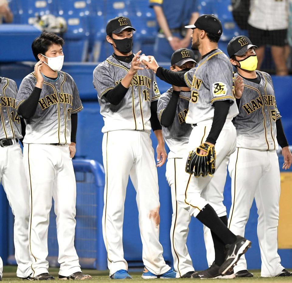 　阪神　ロベルト・スアレス（右）からウイニングボールを受け取る阪神・藤浪晋太郎（２０２０年撮影）