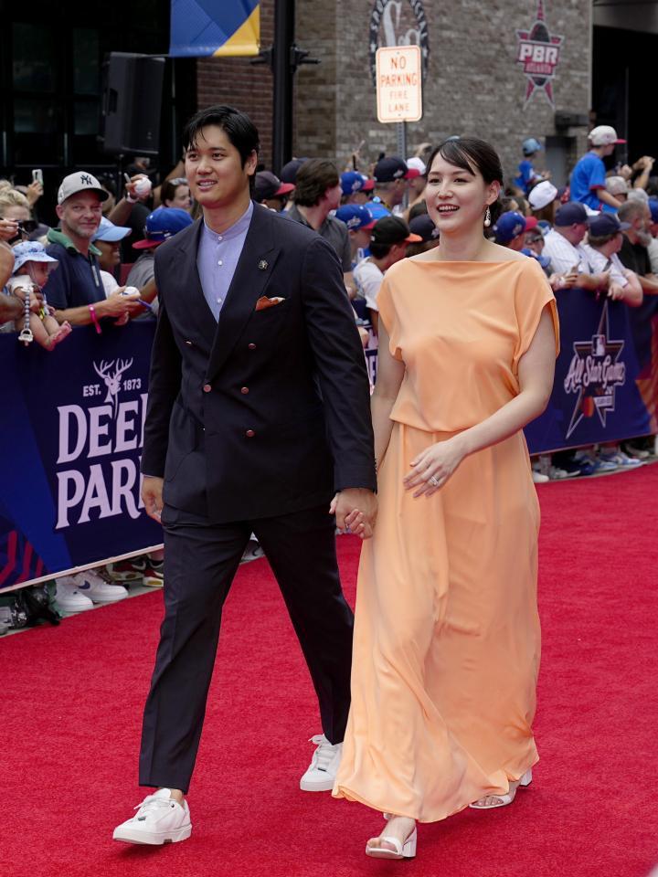 　米大リーグ、オールスター戦で、試合前恒例行事のレッドカーペットショーに参加したドジャースの大谷翔平と妻真美子さん（提供・共同通信社）