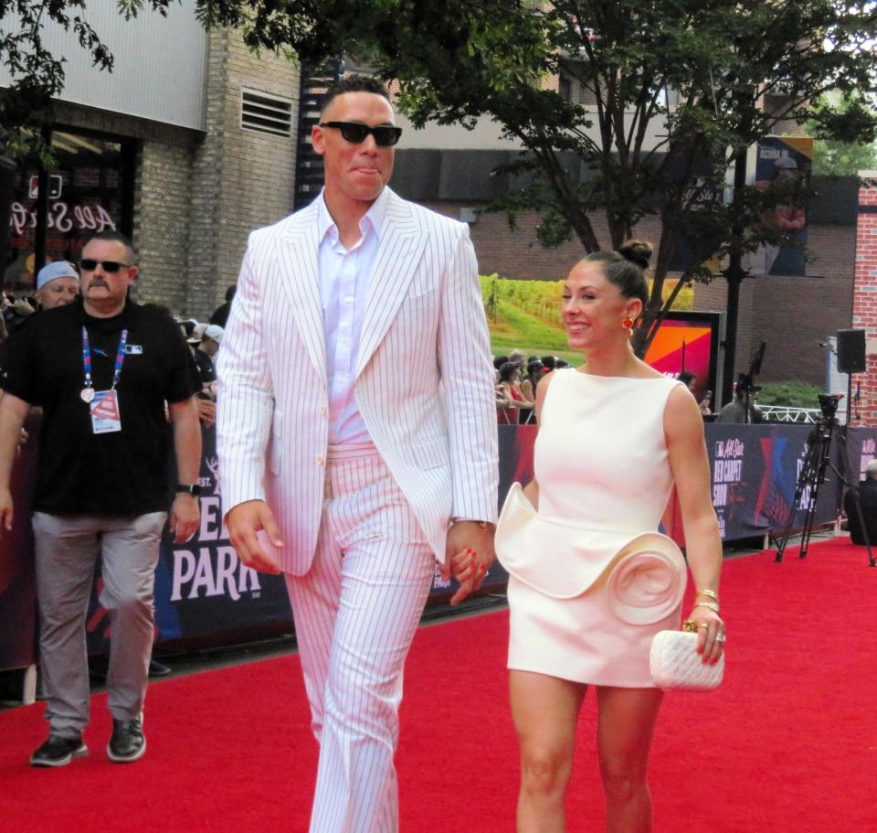 　サマンサ夫人とレッドカーペットを歩くジャッジ（撮影・小林信行）