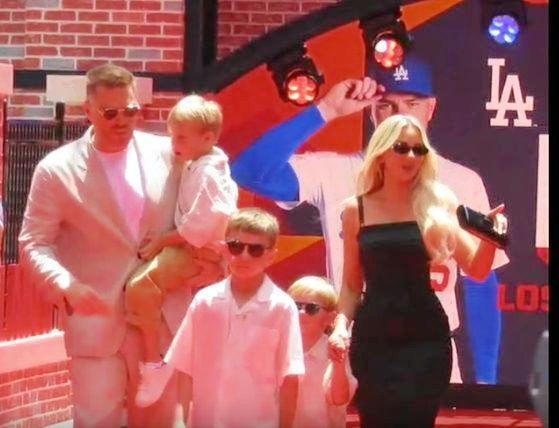 　レッドカーペットを歩くフリーマン一家（撮影・小林信行）