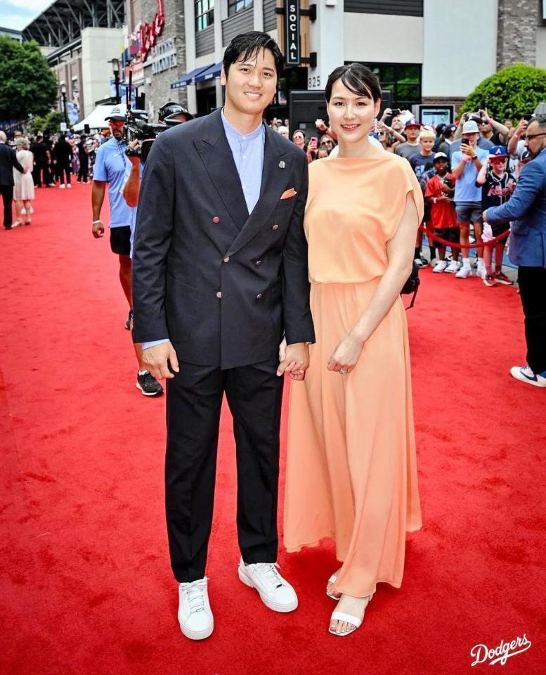 　レッドカーペットで記念撮影する大谷と真美子夫人（ロサンゼルス・ドジャース提供）
