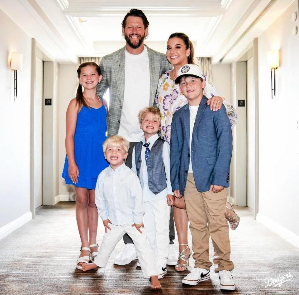 　レッドカーペットへ向かうカーショー一家（ロサンゼルス・ドジャース提供）