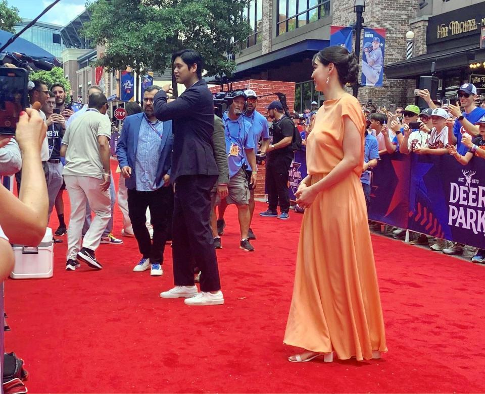 　真美子夫人と一緒にレッドカーペットを歩いた大谷（撮影・小林信行）