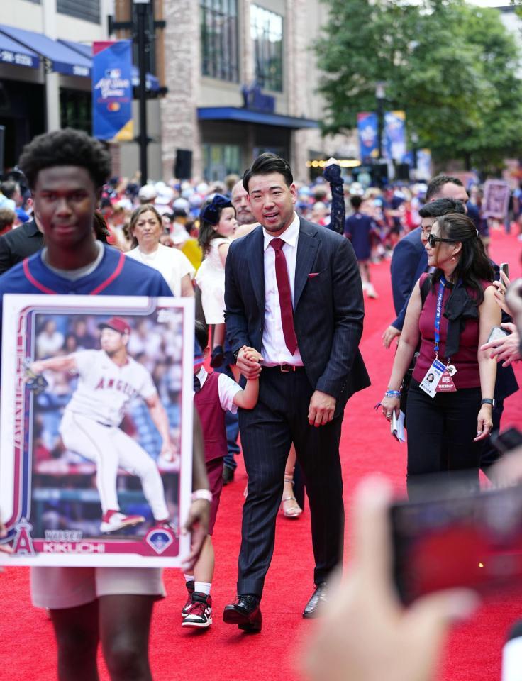 　試合前恒例行事のレッドカーペットショーに参加した菊池（共同）