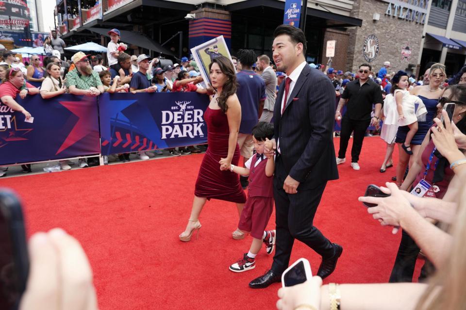 　試合前恒例行事のレッドカーペットショーに、家族で参加した菊池（共同）