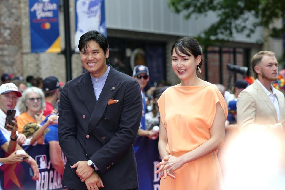 　試合前恒例行事のレッドカーペットショーに参加した大谷と妻真美子さん（共同）