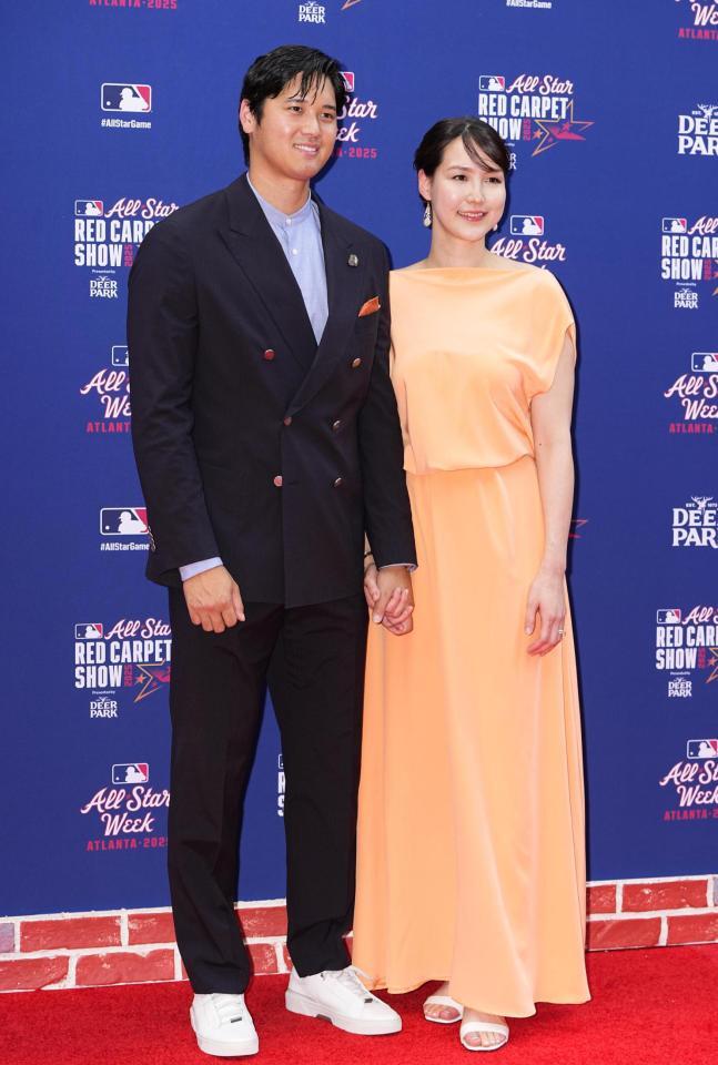　試合前恒例行事のレッドカーペットショーに参加した大谷と妻真美子さん（共同）