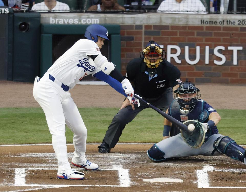 　ナ・リーグの１番・指名打者で出場し、１回に中前打を放つ大谷（共同）